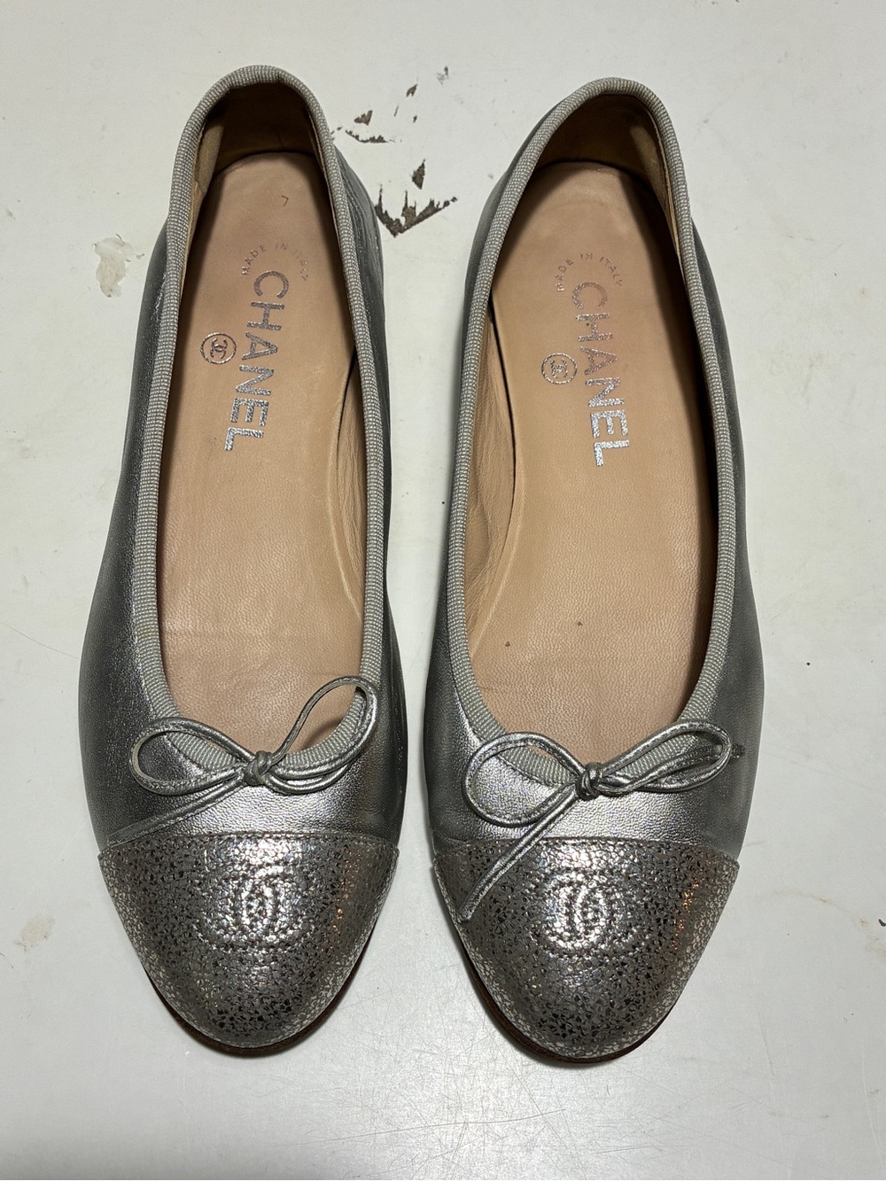 CHANEL Silver Metallic Leather Ballet Flats with Bow